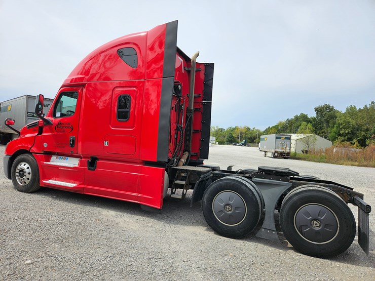 2019-freightliner-cascadia-126-image-9