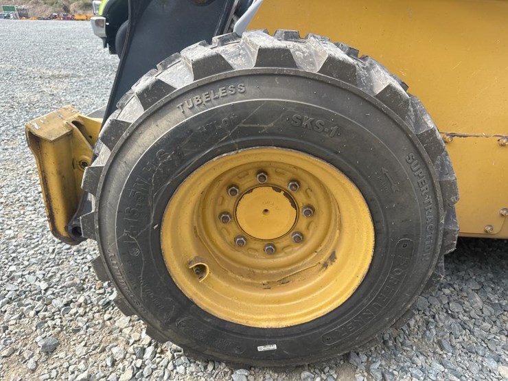2014-deere-326e-image-55