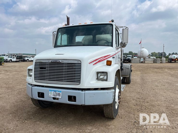2000-freightliner-fl70-image-2