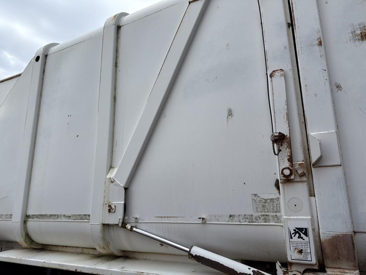 2004-peterbilt-320-image-37