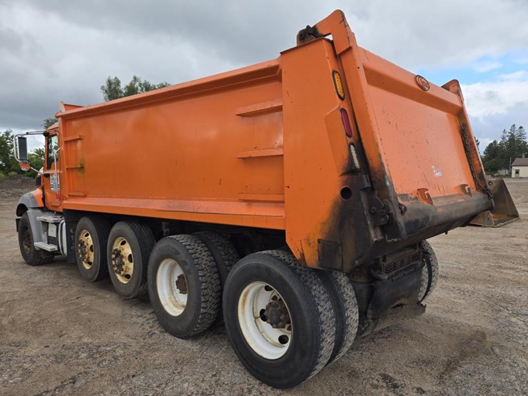 2015-mack-granite-gu813-image-3