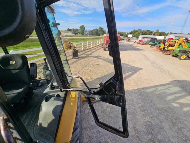 caterpillar-430d-image-32