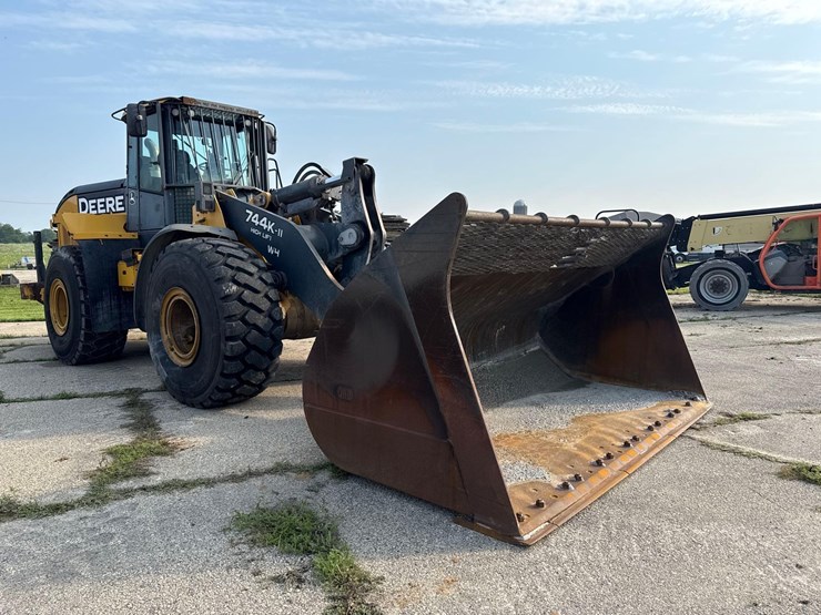 2016-deere-744kii-image-8