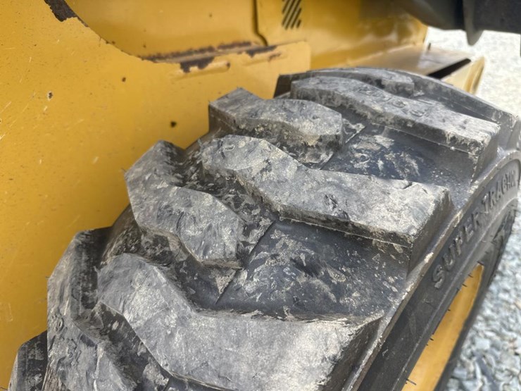 2014-deere-326e-image-54