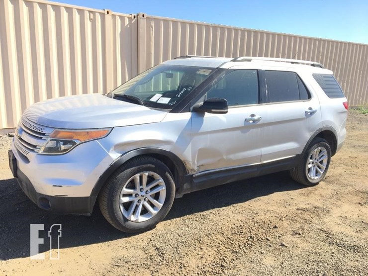2013-ford-explorer-xlt-image-2