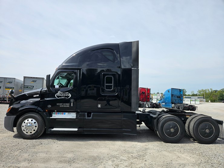 2018-freightliner-cascadia-126-image-7