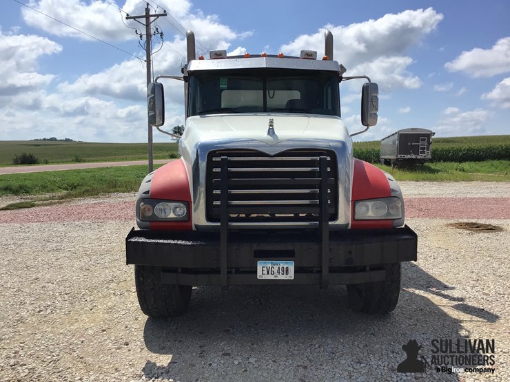 2012-mack-granite-gu713-image-2
