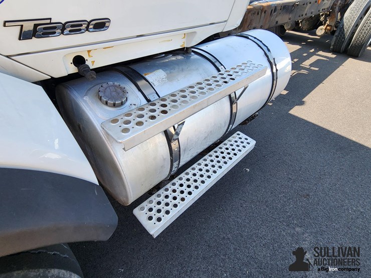 2016-kenworth-t880-image-19