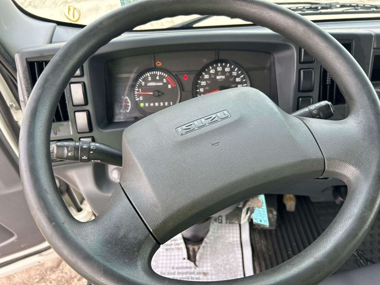 2022-isuzu-npr-image-12