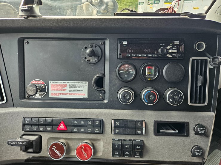 2018-freightliner-cascadia-126-image-60