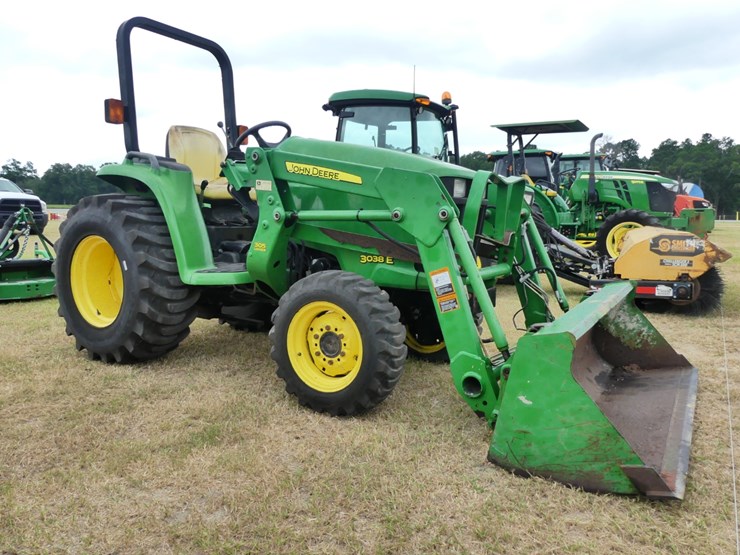john-deere-3038e-image-2