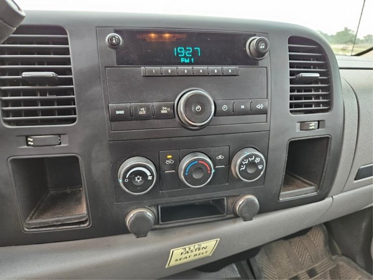 2013-chevrolet-3500hd-image-25