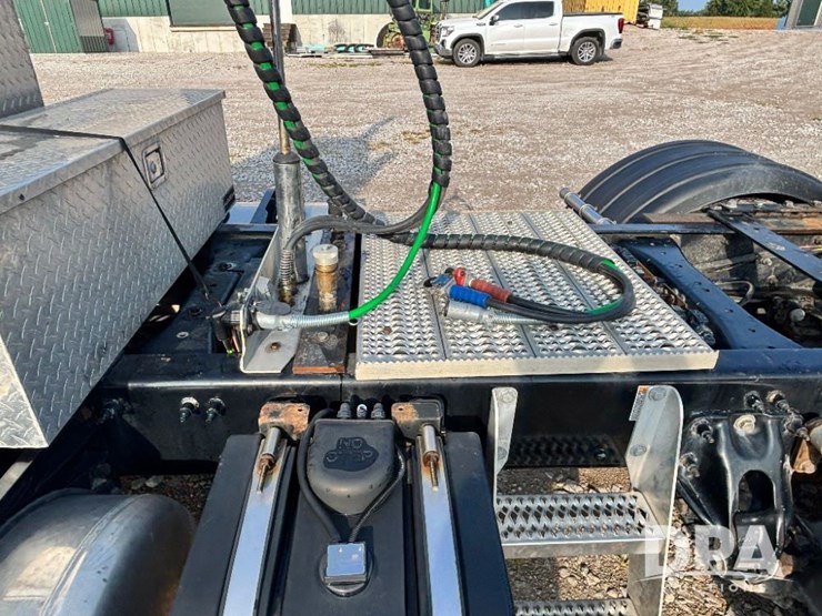 2019-peterbilt-567-image-31