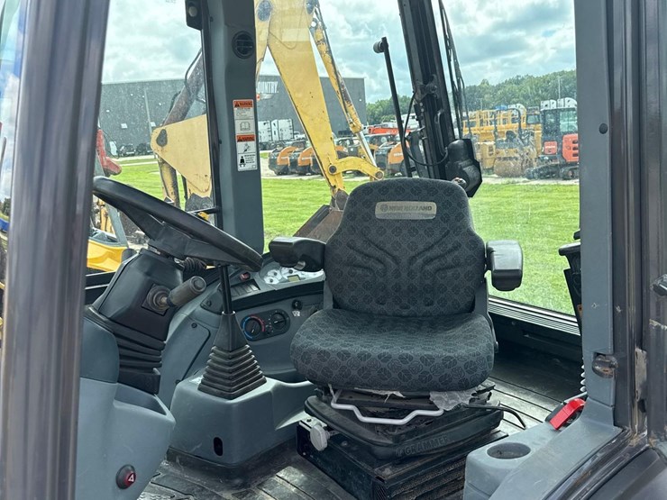 2017-new-holland-b95c-image-19