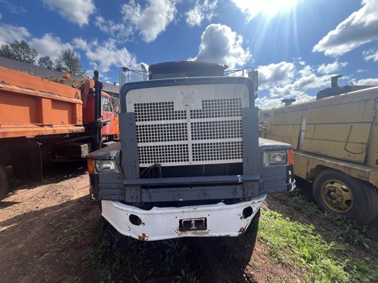 #2686-•-1990-marmon-motor-co-day-cab-truck-tractor-image-10