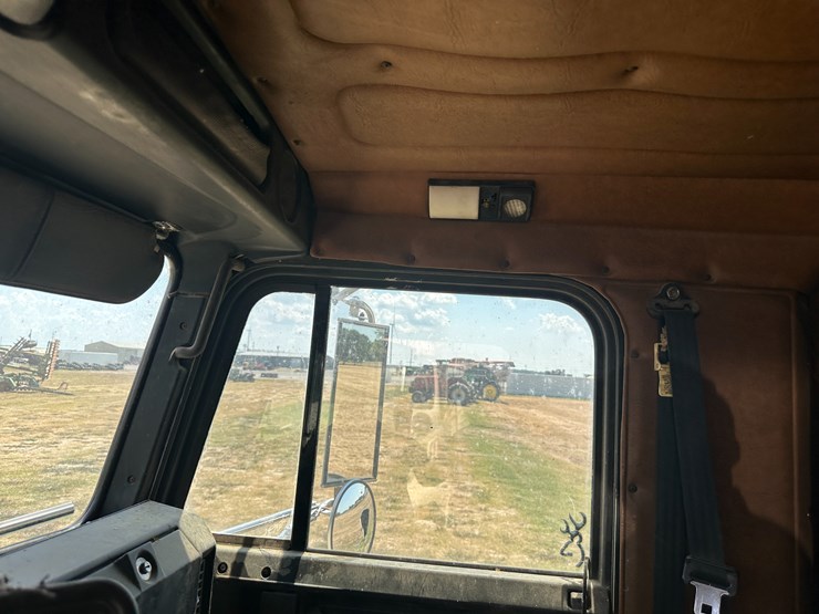 #32186-•-inop-1996-freightliner-usf-1e-t/a-sleeper-truck-tractor-vin:-1fuyddyb0tp728989-image-64