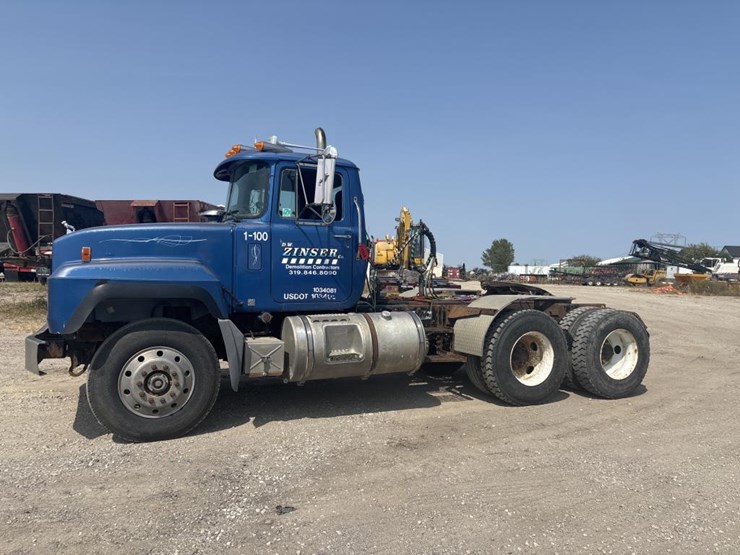#1314-•-mack-day-cab-truck-tractor-image-1