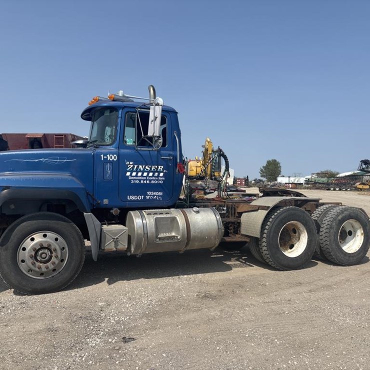 #1314 • Mack Day Cab Truck Tractor