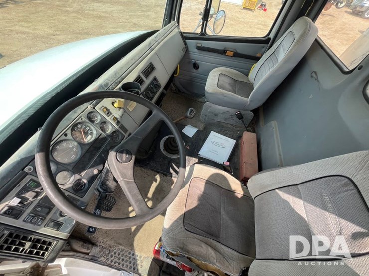 2000-freightliner-fl70-image-50