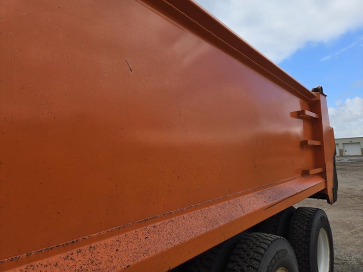 2015-mack-granite-gu813-image-35