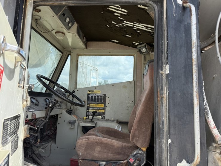 #1553-•-1991-oshkosh-mixer-truck-image-15