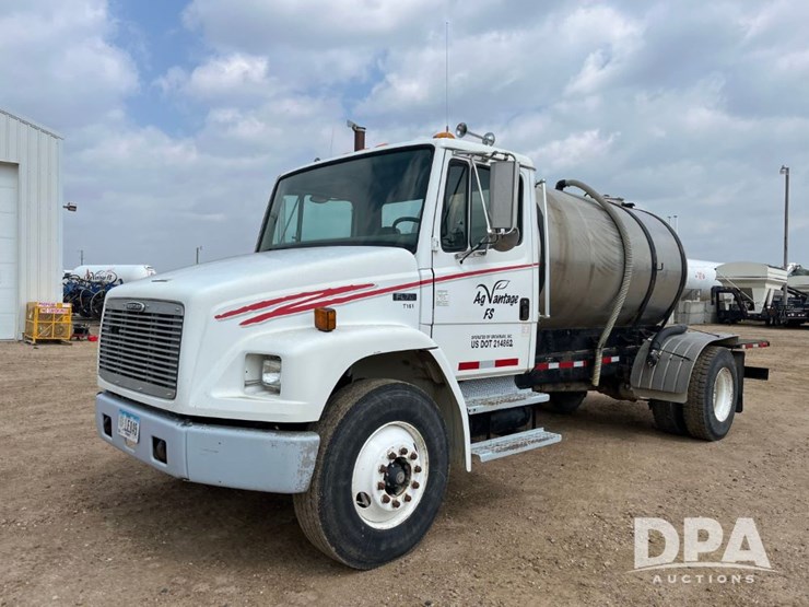 2000-freightliner-fl70-image-1