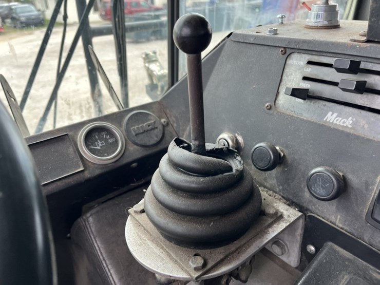 #1631-•-2005-mack-garbage-truck-image-85