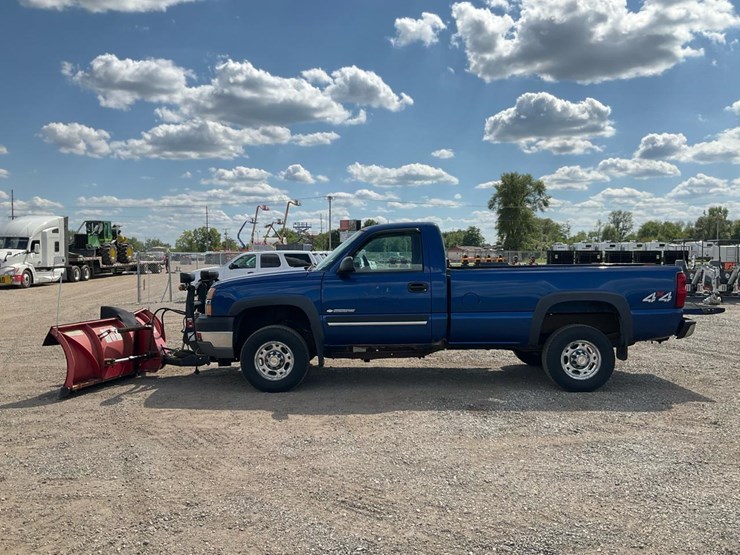 2004-chevrolet-k2500-image-2