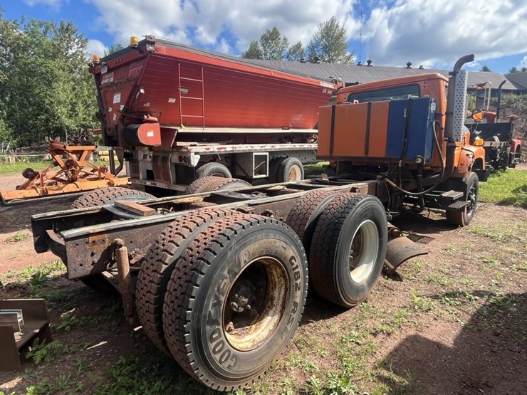 #2688-•-1998-navistar-2674-6x4-day-cab-truck-tractor-image-5
