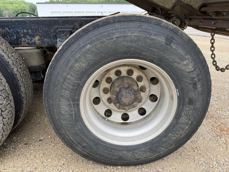 1995-peterbilt-359-image-86