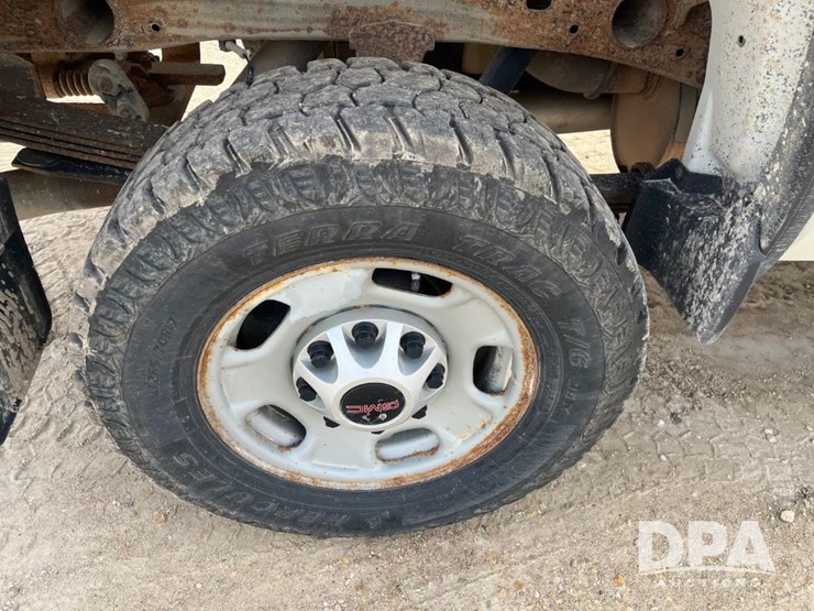 2015-gmc-2500-image-32
