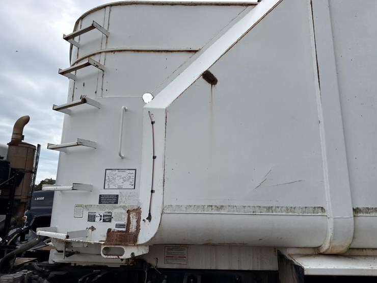 2004-peterbilt-320-image-38