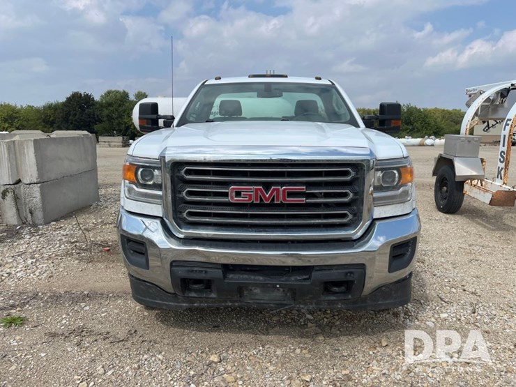 2017-gmc-3500-image-2