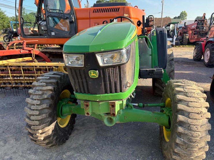 2020-john-deere-5065e-image-3
