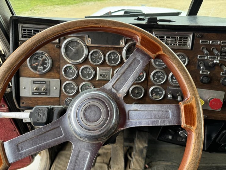 1995-peterbilt-359-image-53