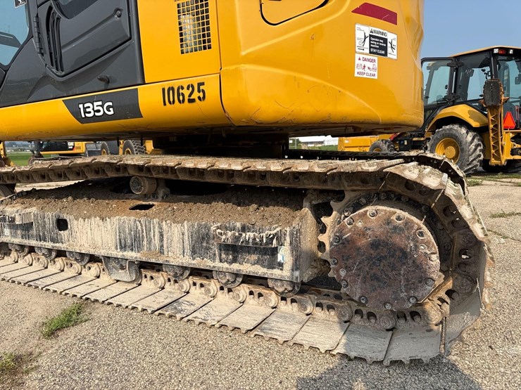 2022-deere-135g-image-15