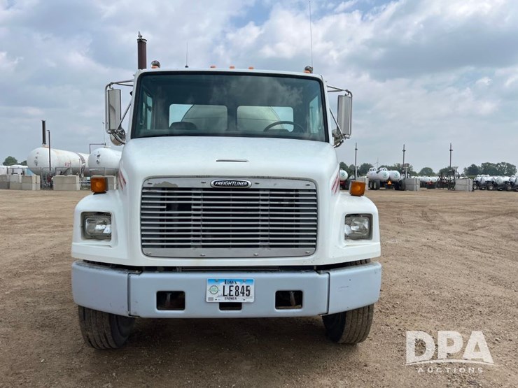 2000-freightliner-fl70-image-3