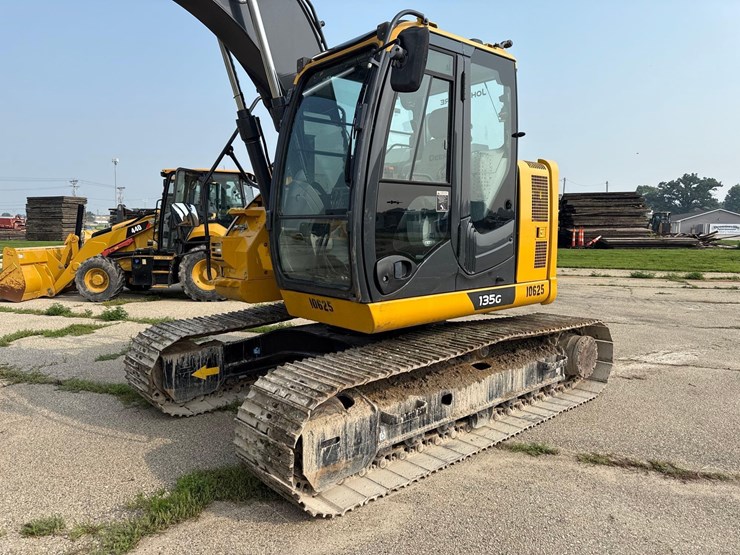 2022-deere-135g-image-2