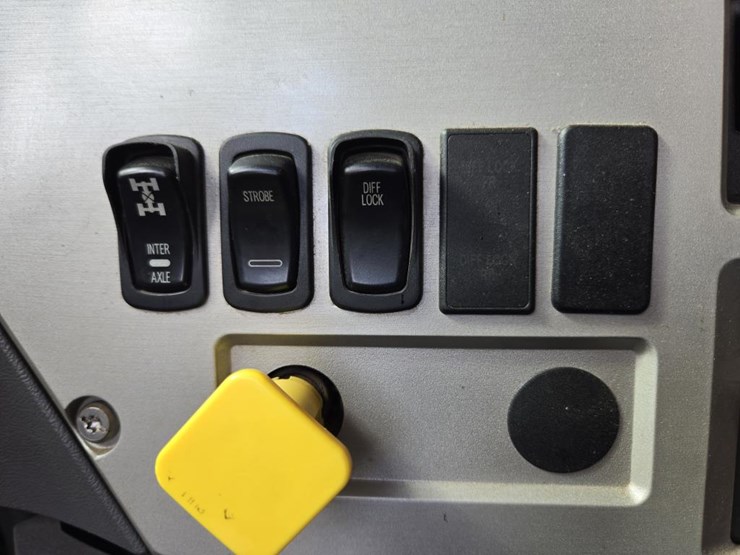 2015-mack-granite-gu813-image-87