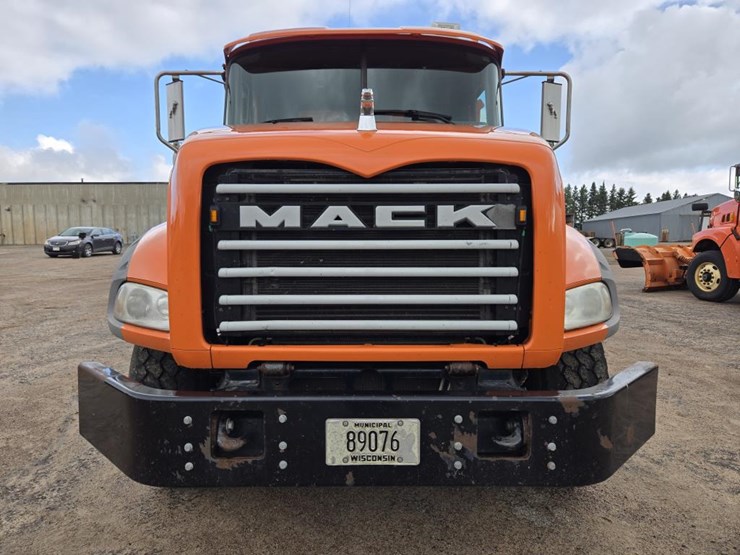 2015-mack-granite-gu813-image-8