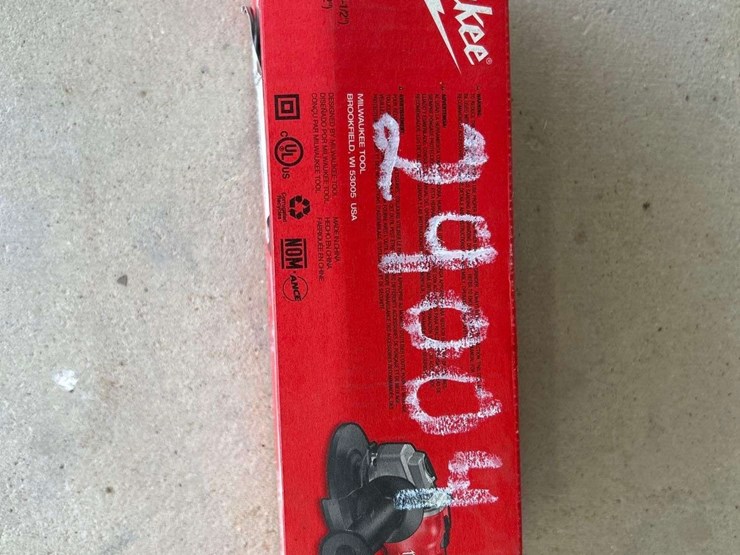 milwaukee-4.5in-small-angle-grinder-image-2