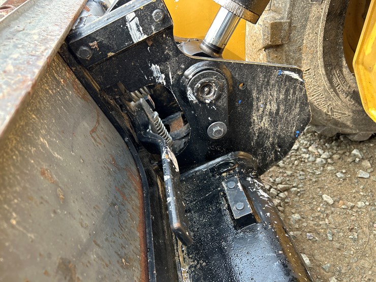 2021-caterpillar-236d3-image-15