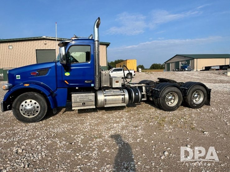 2019-peterbilt-567-image-18