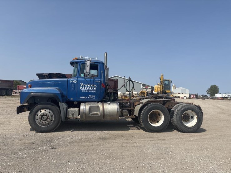 #1314-•-mack-day-cab-truck-tractor-image-2