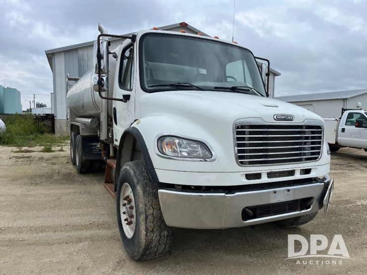 2010-freightliner-business-class-m2-petroleum-truck-(jn2961,-unit-491)-image-4