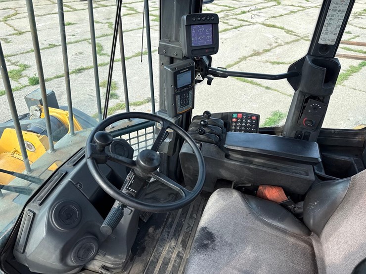 2016-deere-744kii-image-21