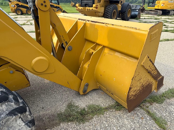 2019-caterpillar-440-image-10