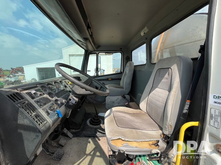 2000-freightliner-fl70-image-47
