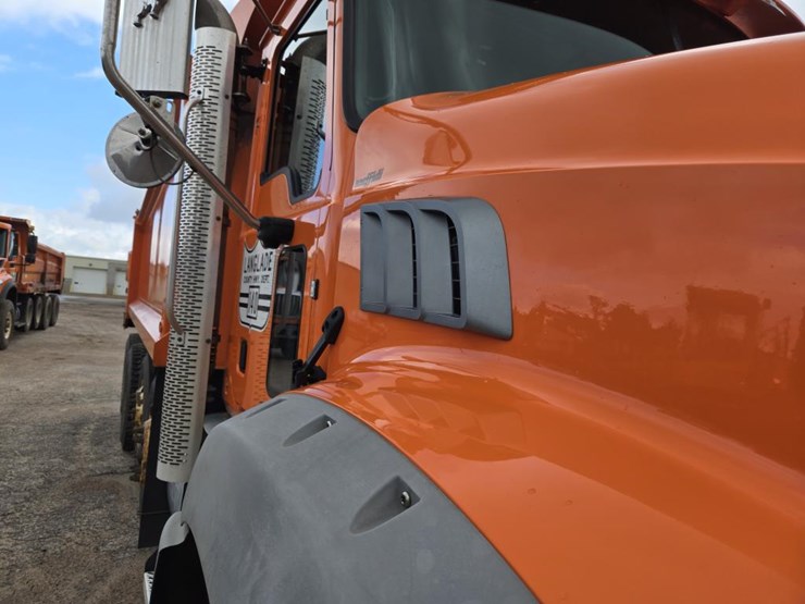 2015-mack-granite-gu813-image-18