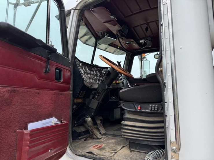 1995-peterbilt-359-image-45